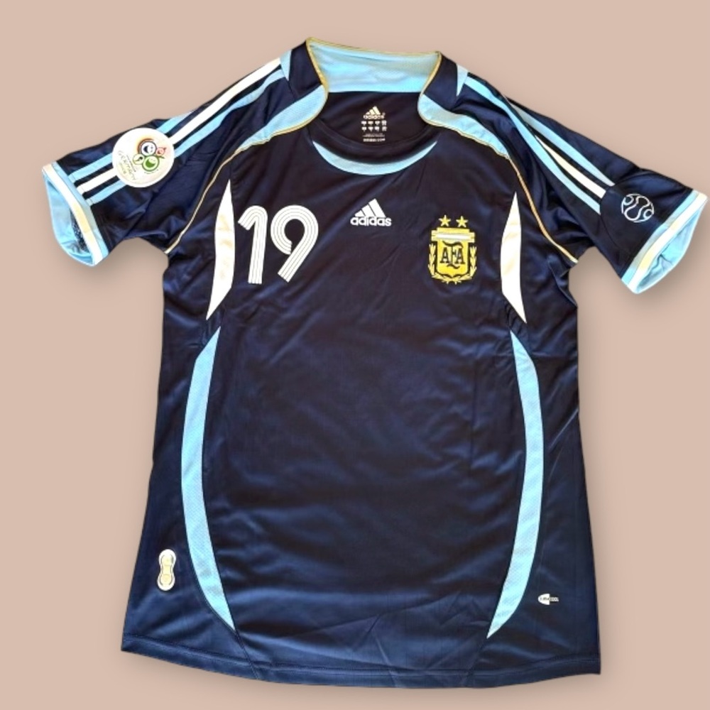 2006 Argentina retro away kit. Lionel Messi soccer football jersey.
